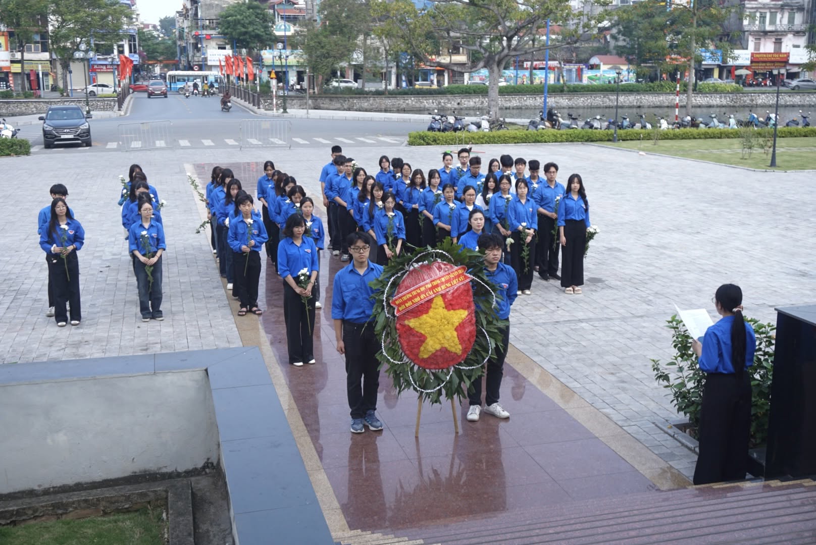 Tuổi trẻ Chuyên Nguyễn Trãi dâng hương tri ân các anh hùng liệt sĩ